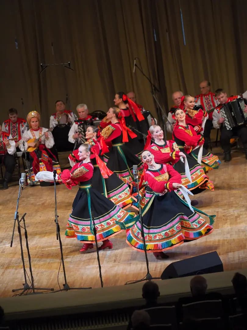 Воронежский русский народный хор. Россия песнями полна
