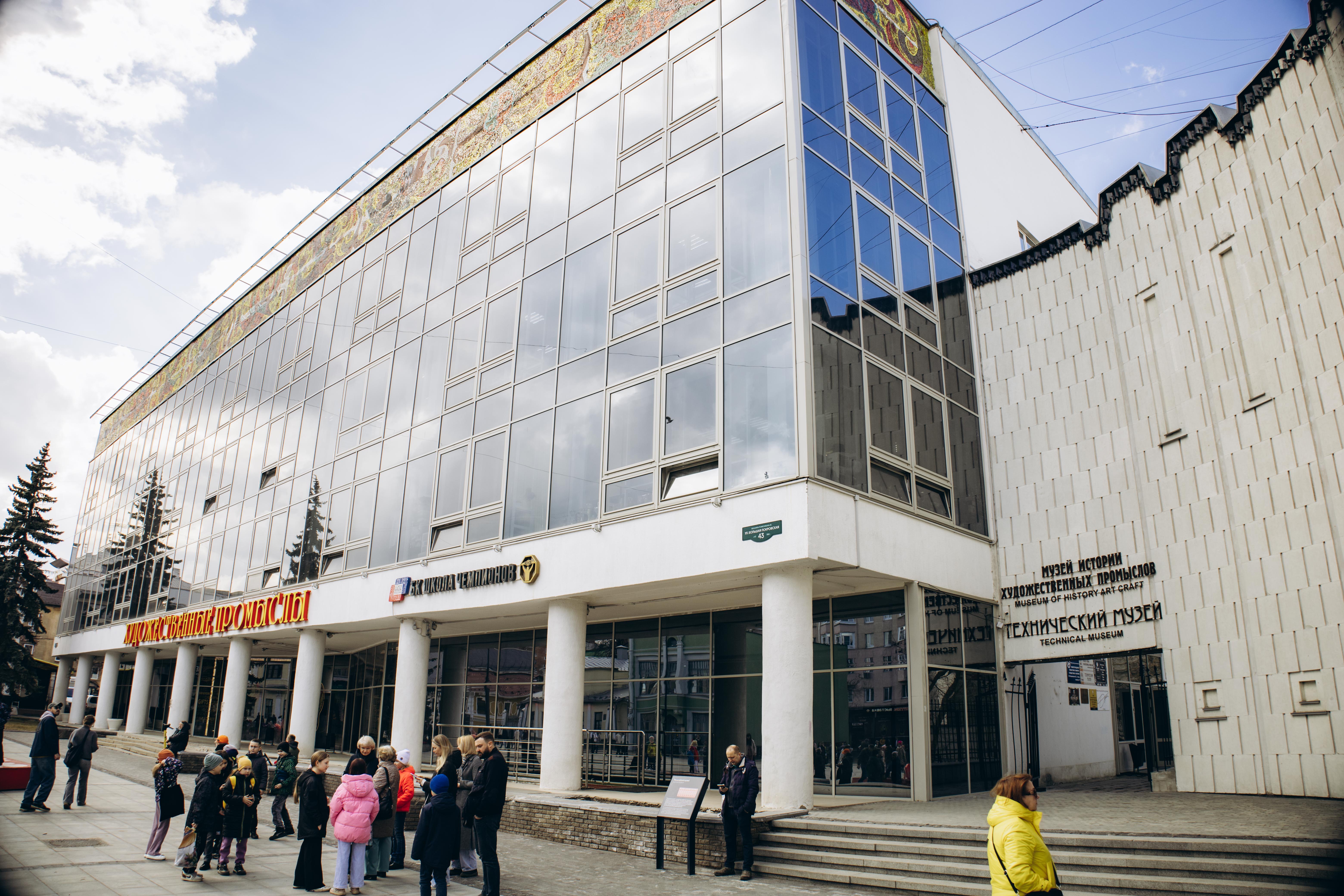 Экспозиция старинной техники и инструментов