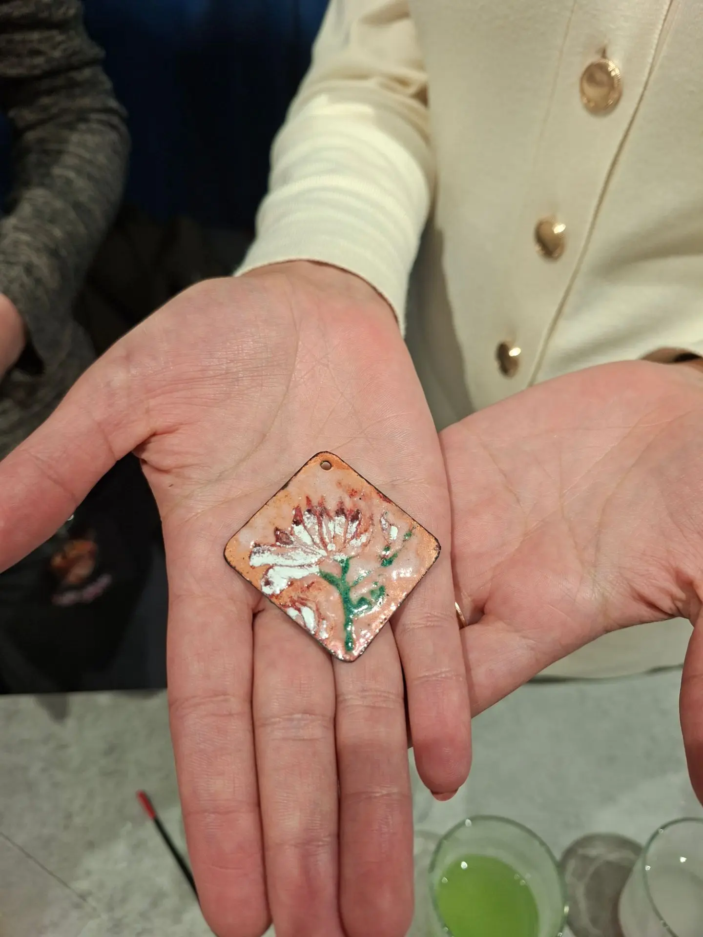 Мастер-класс по росписи кулона в технике «горячая эмаль»