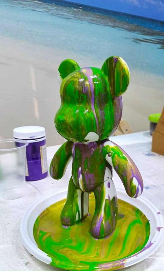 Мастер-класс «Мишки Bearbrick в технике флюид-арт»