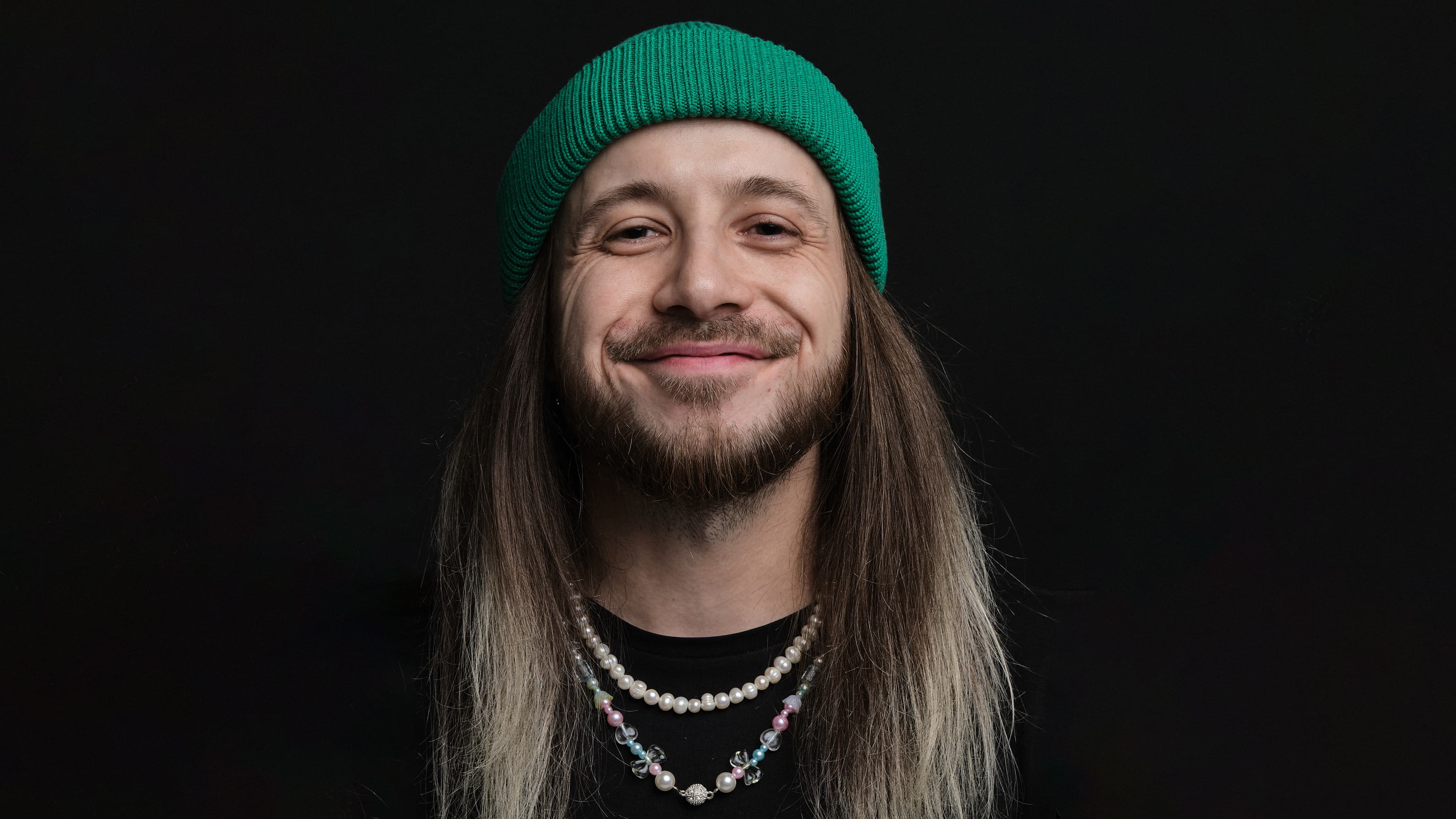 Денис Антипин балуется со зрителями