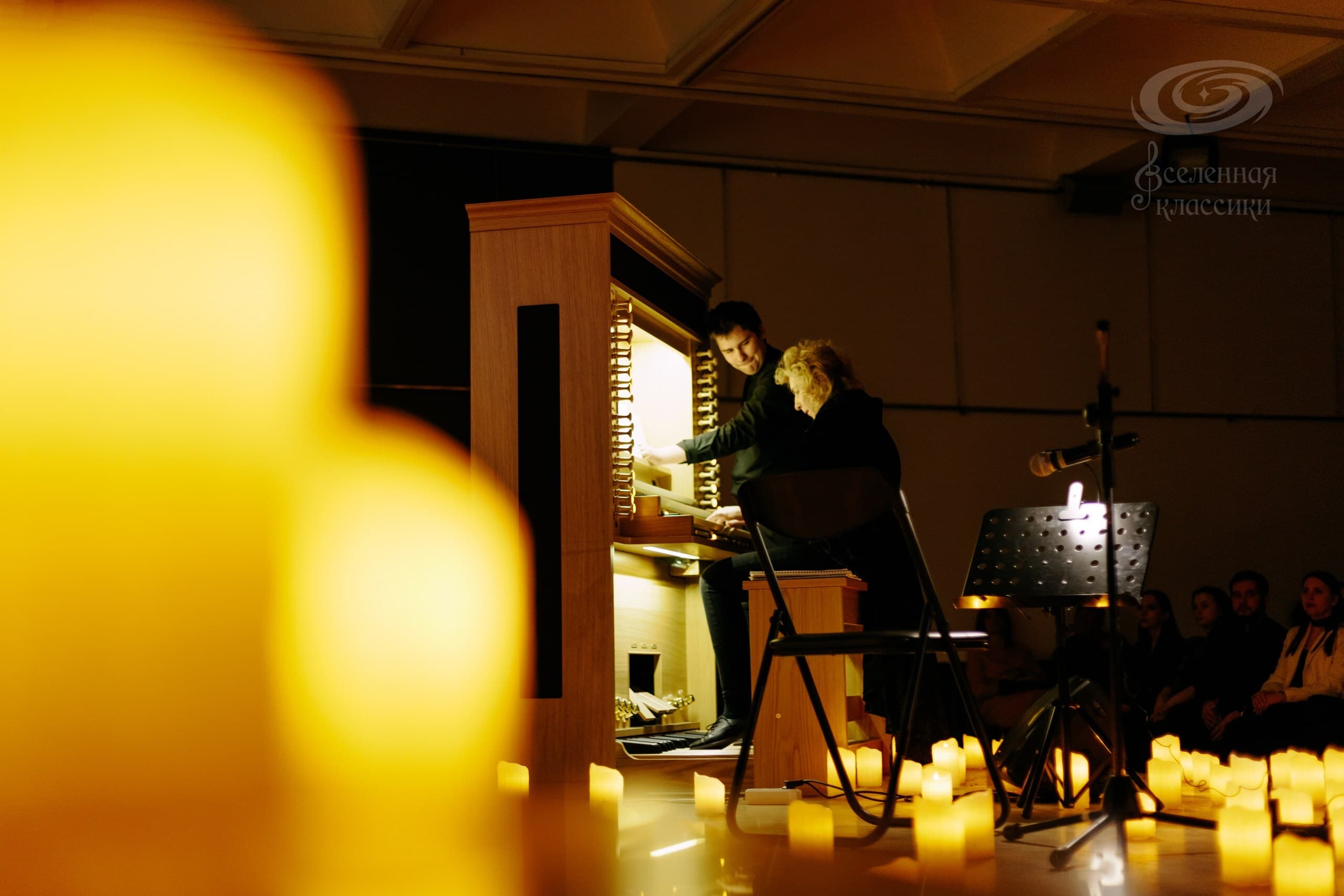 Ludovico Einaudi. Орган при свечах