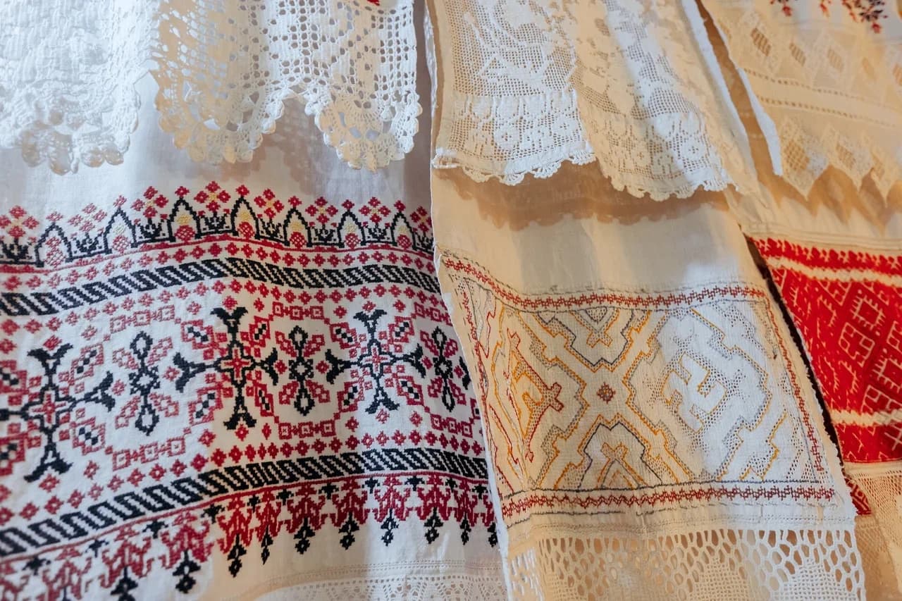 Выставка «Танец коклюшек — песня рук мастериц»