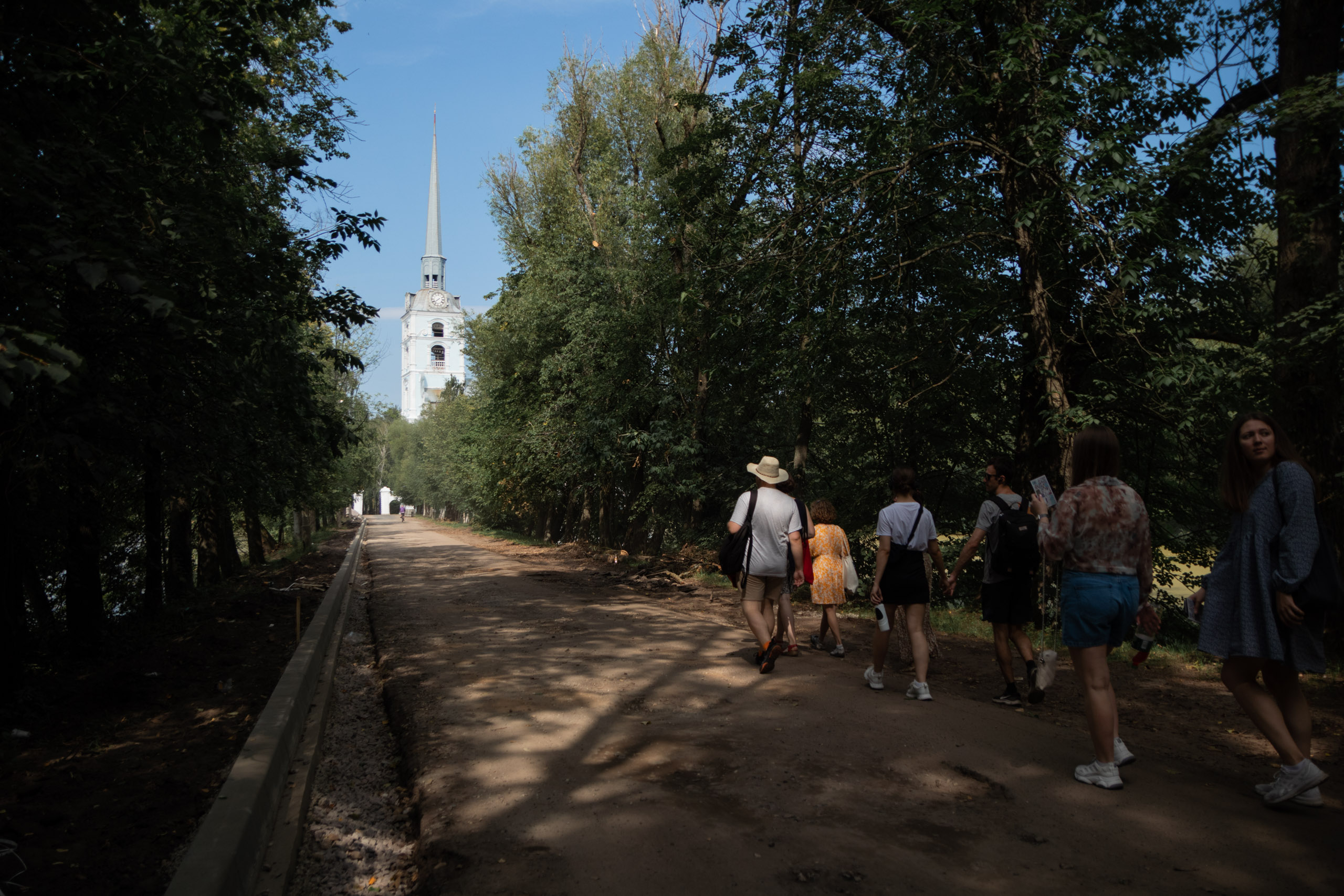 Человек красит место