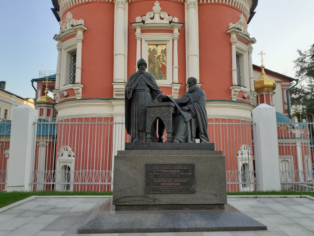 По Никольской, сквозь века
