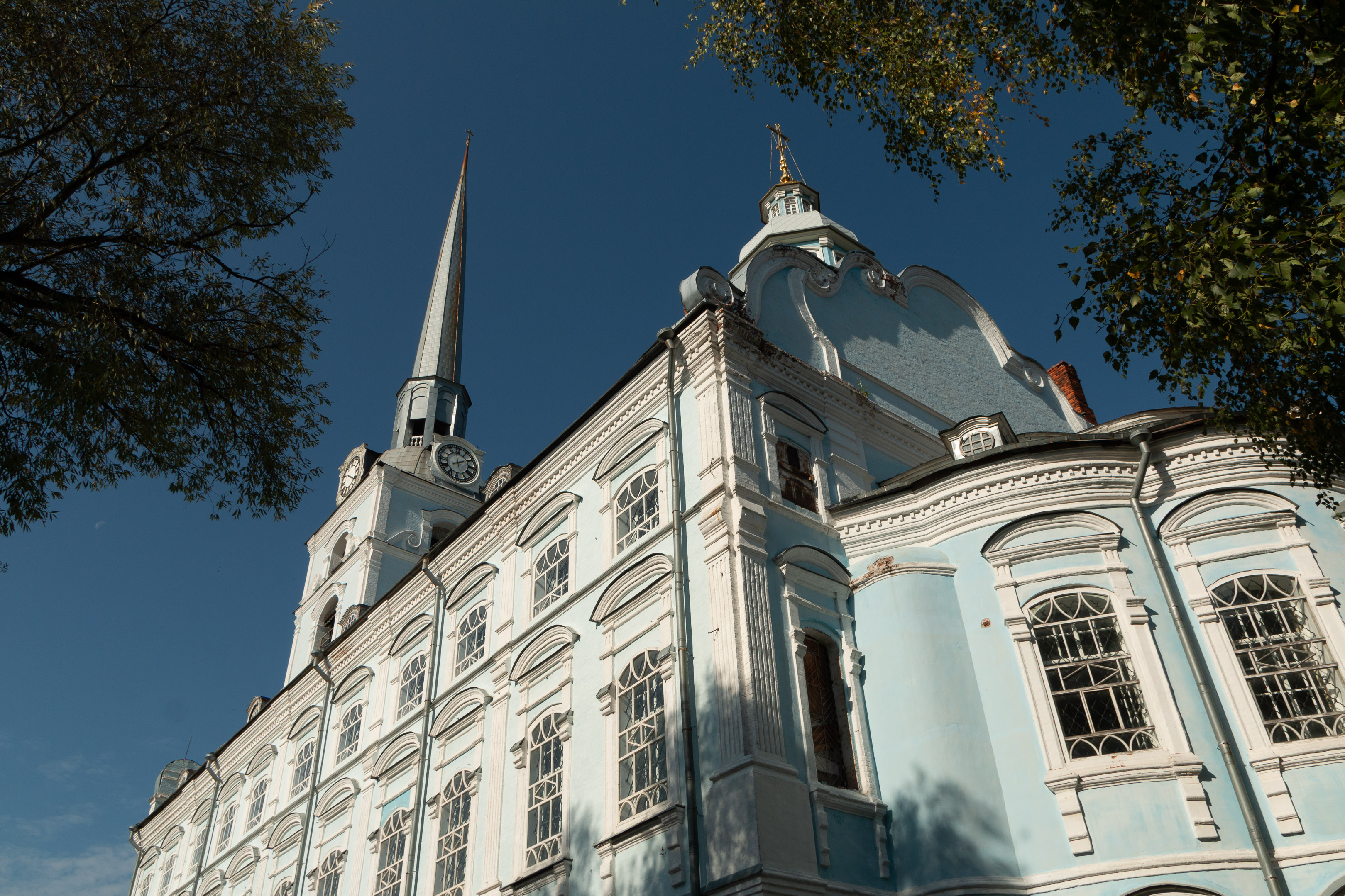 Человек красит место