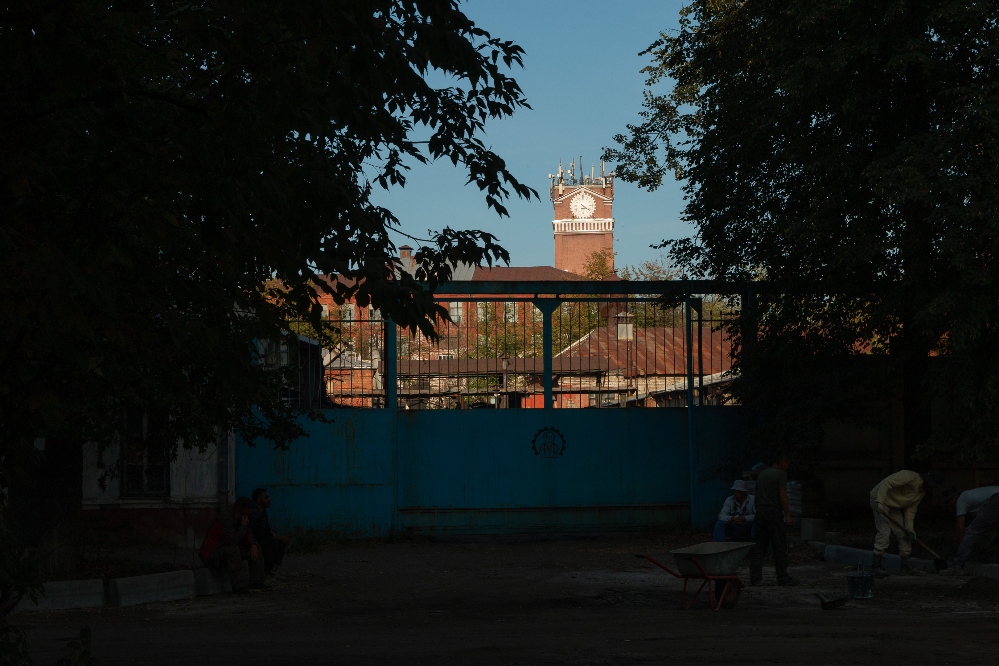 Человек красит место