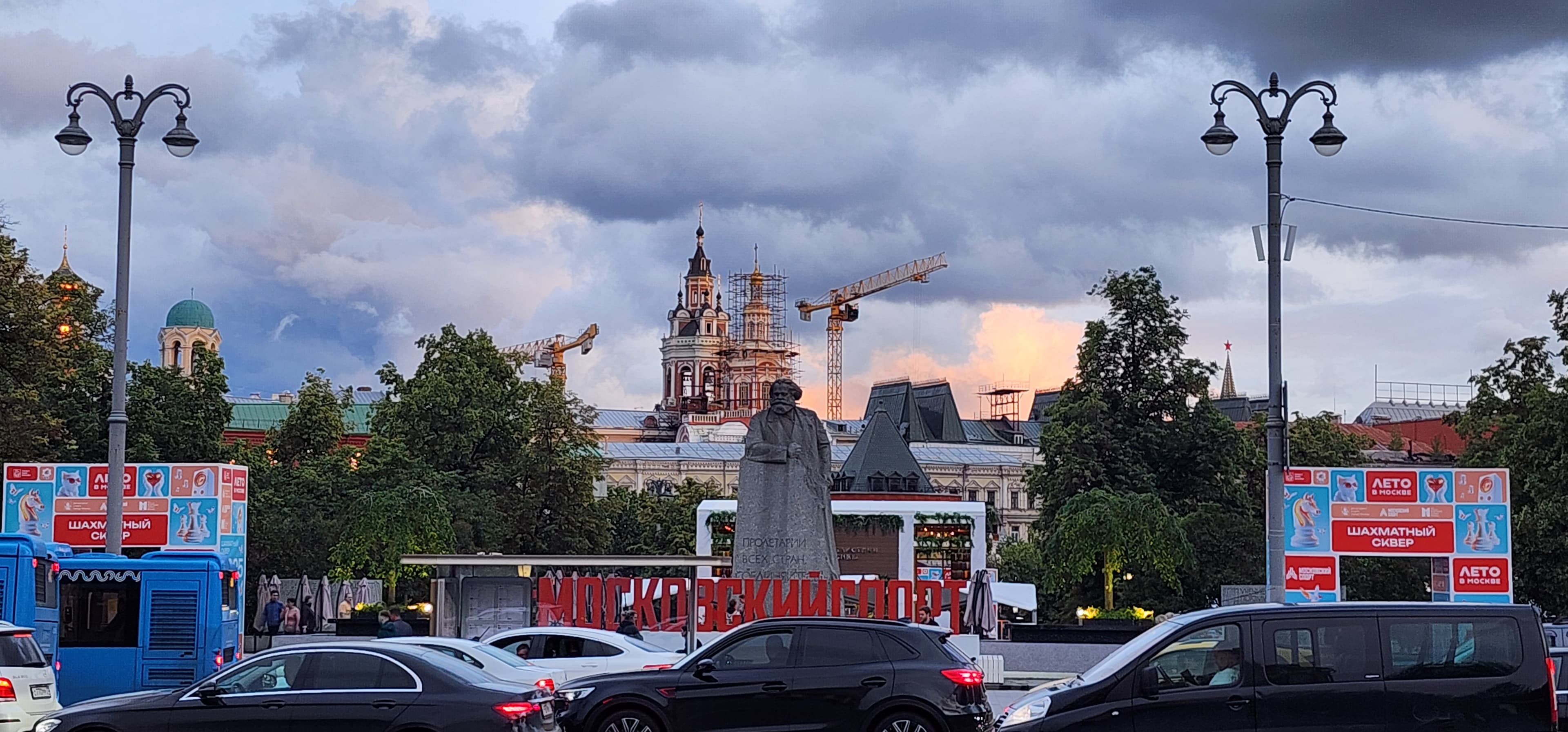 Театральная площадь. О театрах, парадах, гостях и гостиницах