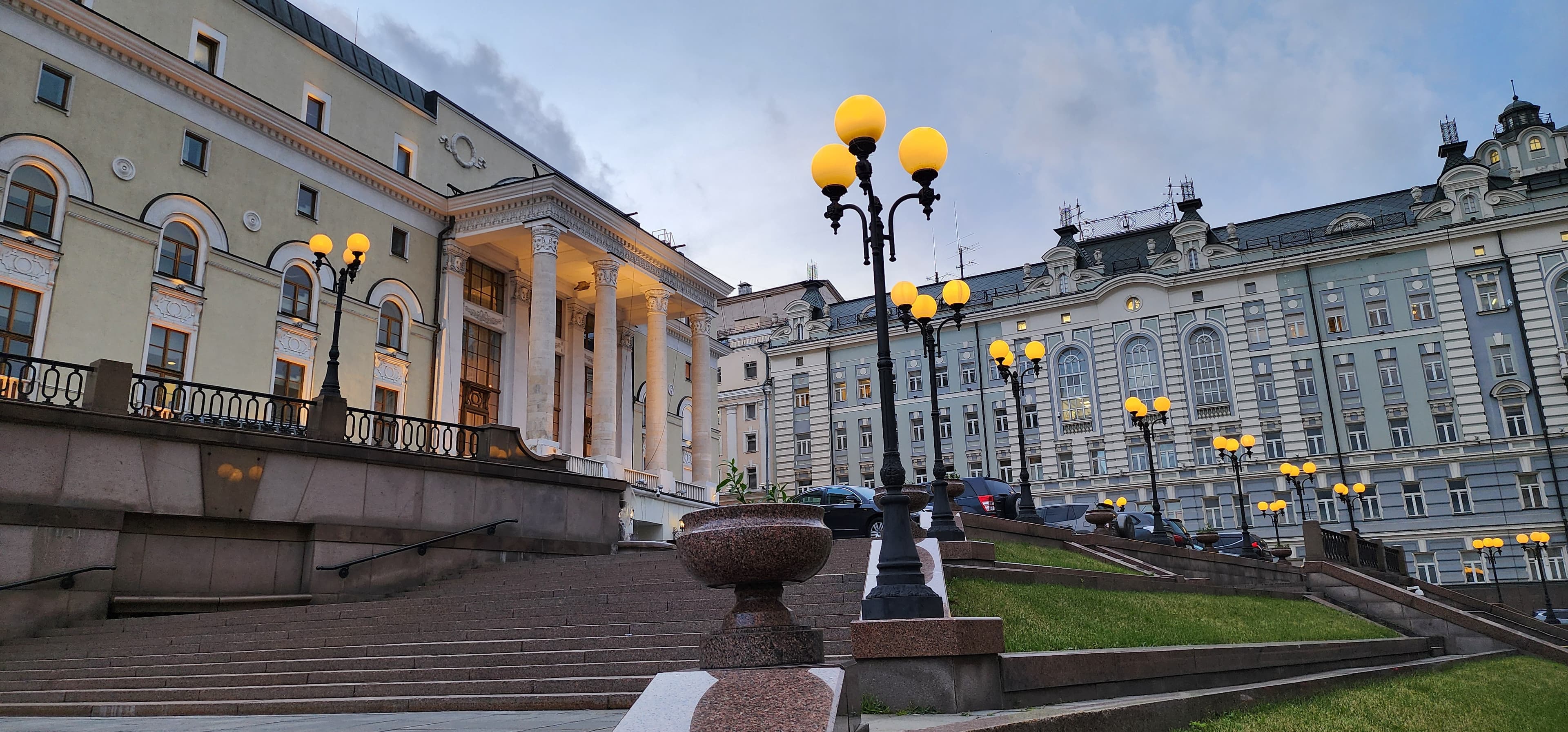 Театральная площадь. О театрах, парадах, гостях и гостиницах