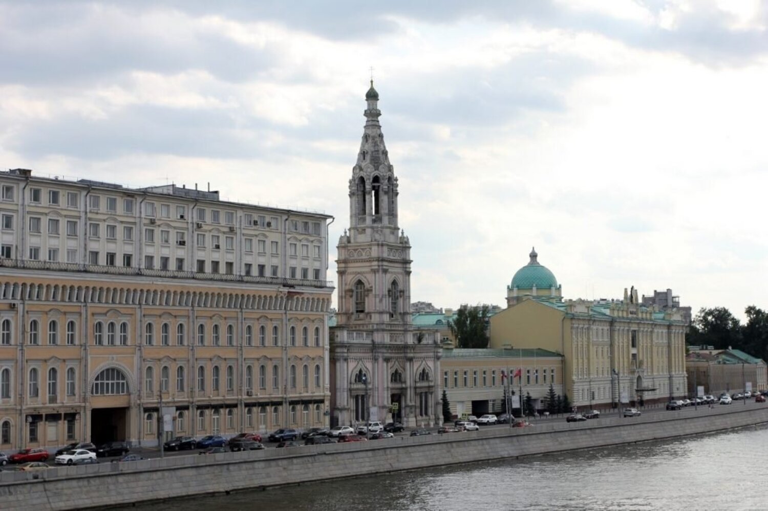 На берегах Москвы-реки: набережные Кремлевская и Софийская