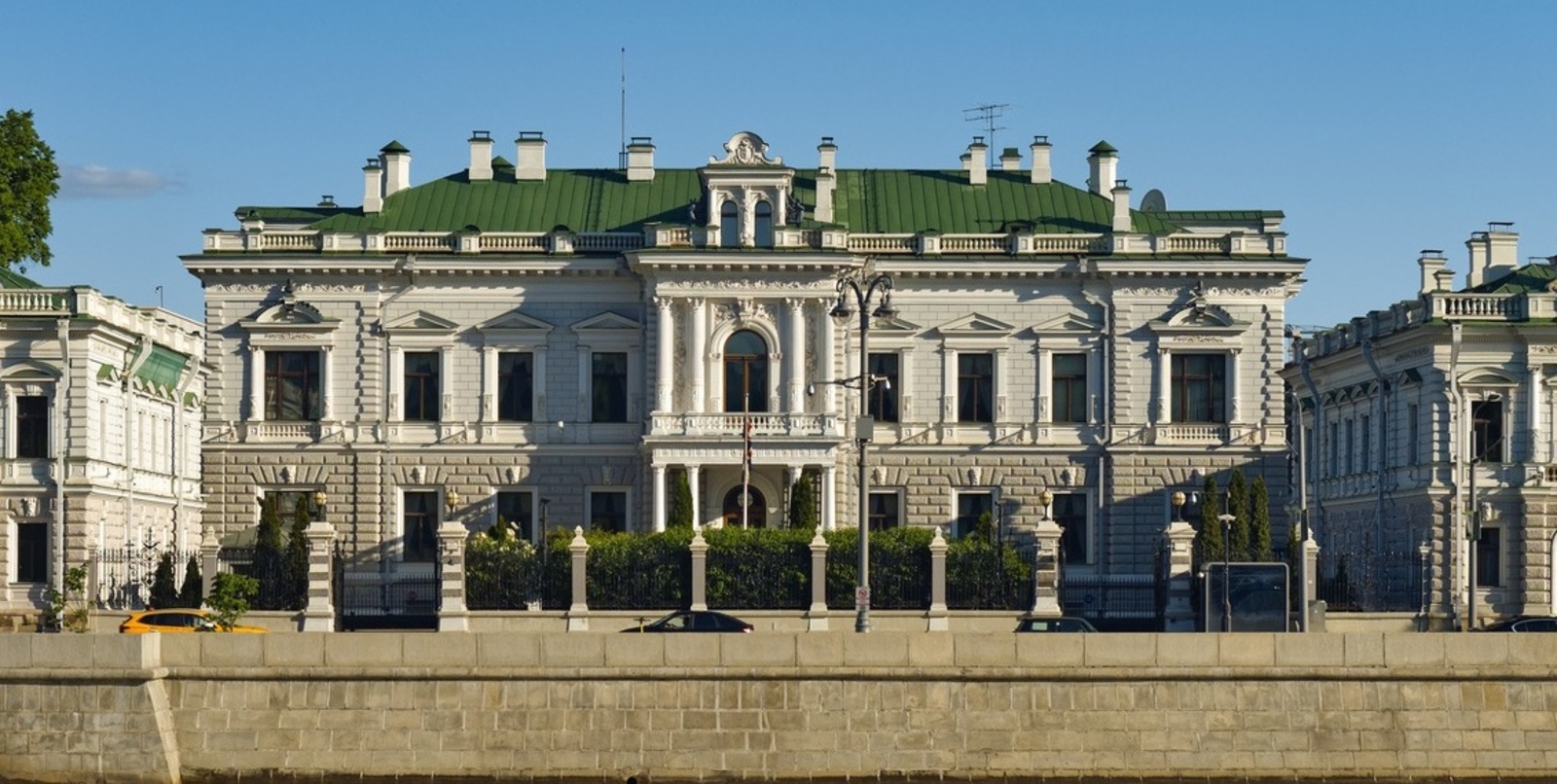 На берегах Москвы-реки: набережные Кремлевская и Софийская