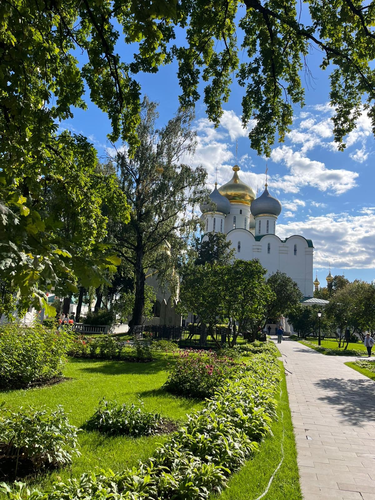 Новодевичье кладбище и Новодевичий монастырь