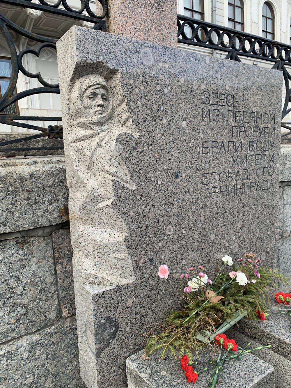 Экскурсия по мемориальным местам блокадного Ленинграда и посещение Пискаревского мемориального кладбища
