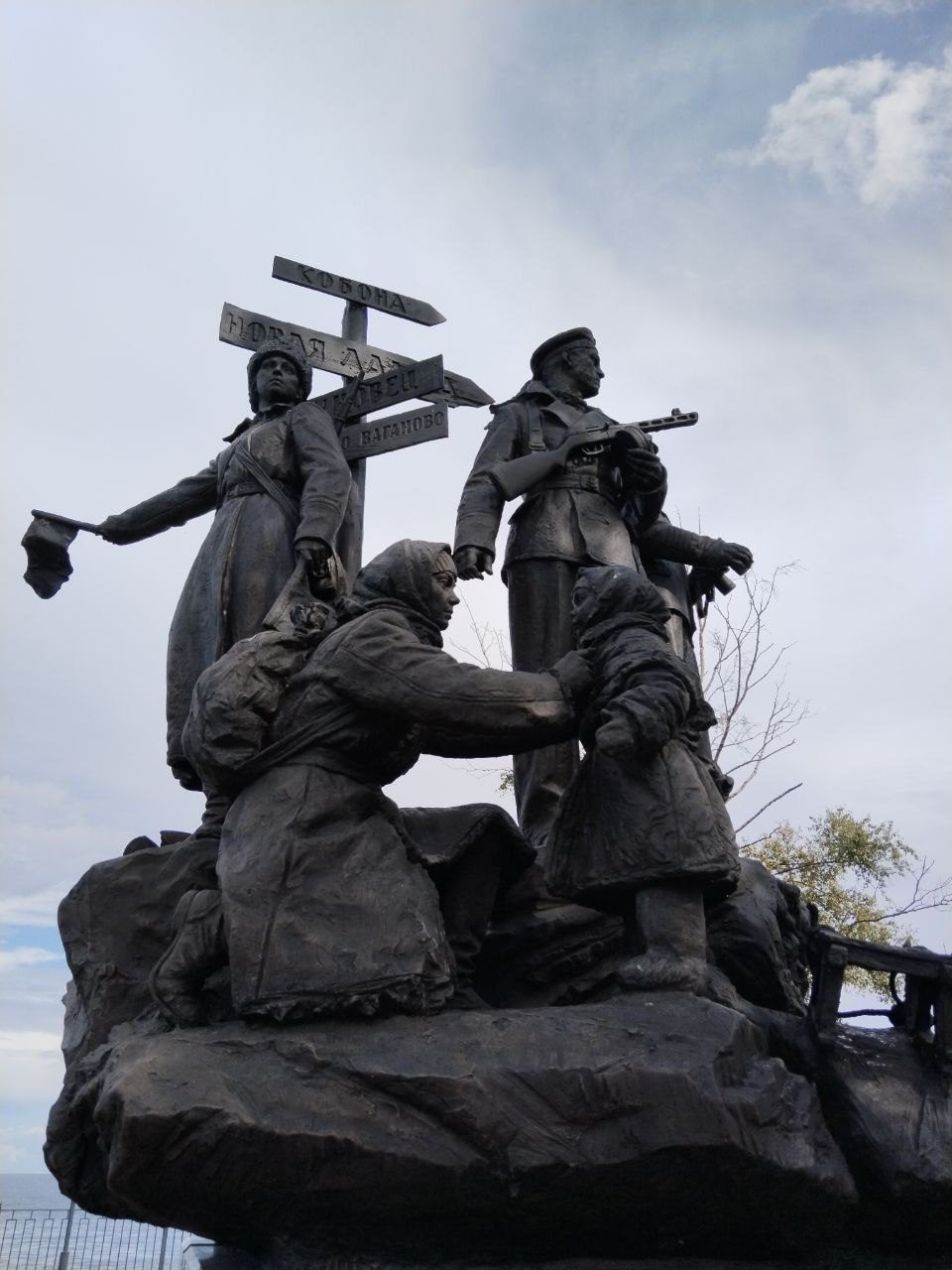 Автомобильная экскурсия по Дороге жизни и посещение Пискаревского мемориального кладбища
