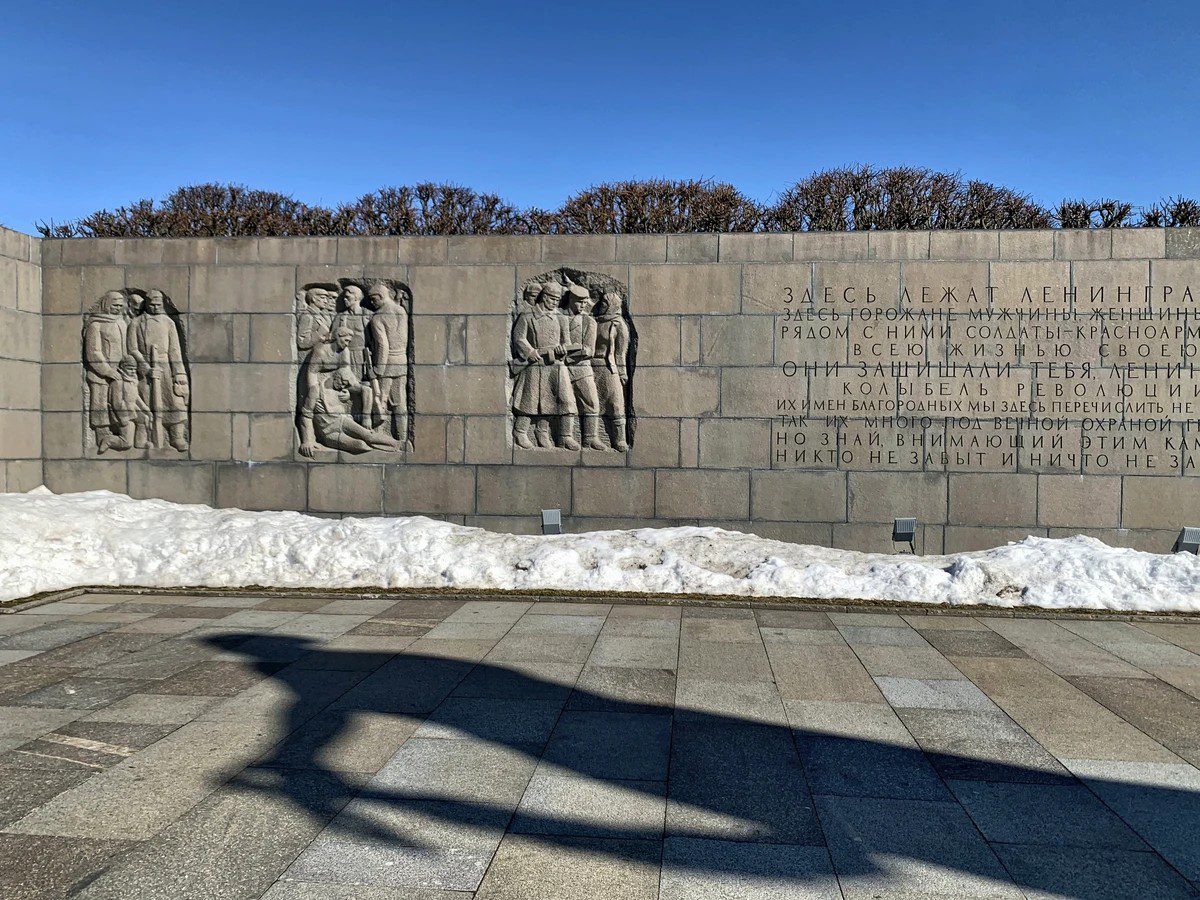 Автомобильная экскурсия по Дороге жизни и посещение Пискаревского мемориального кладбища
