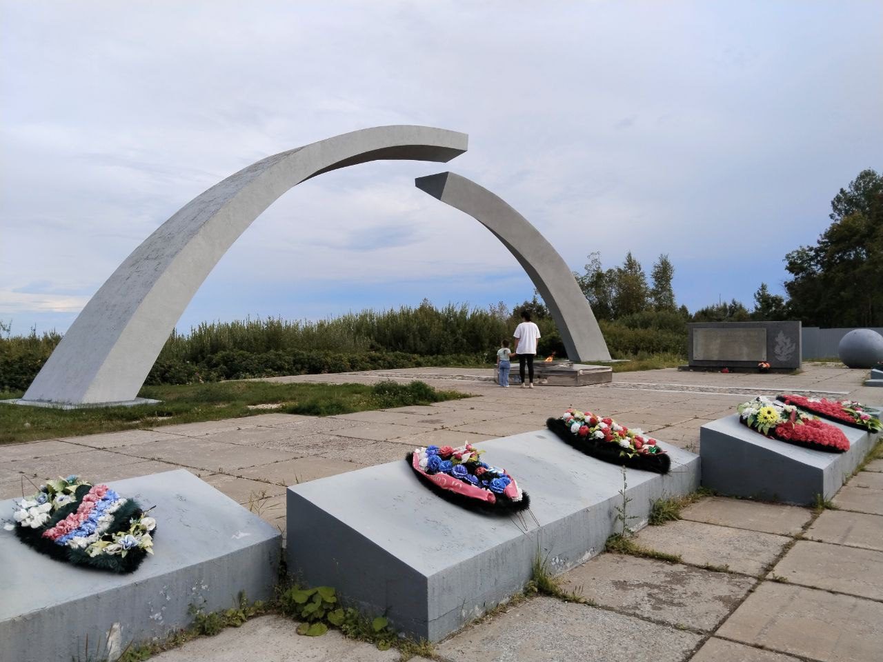 Автомобильная экскурсия по Дороге жизни и посещение Пискаревского мемориального кладбища