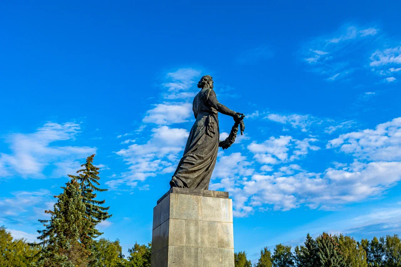 Автомобильная экскурсия по Дороге жизни и посещение Пискаревского мемориального кладбища