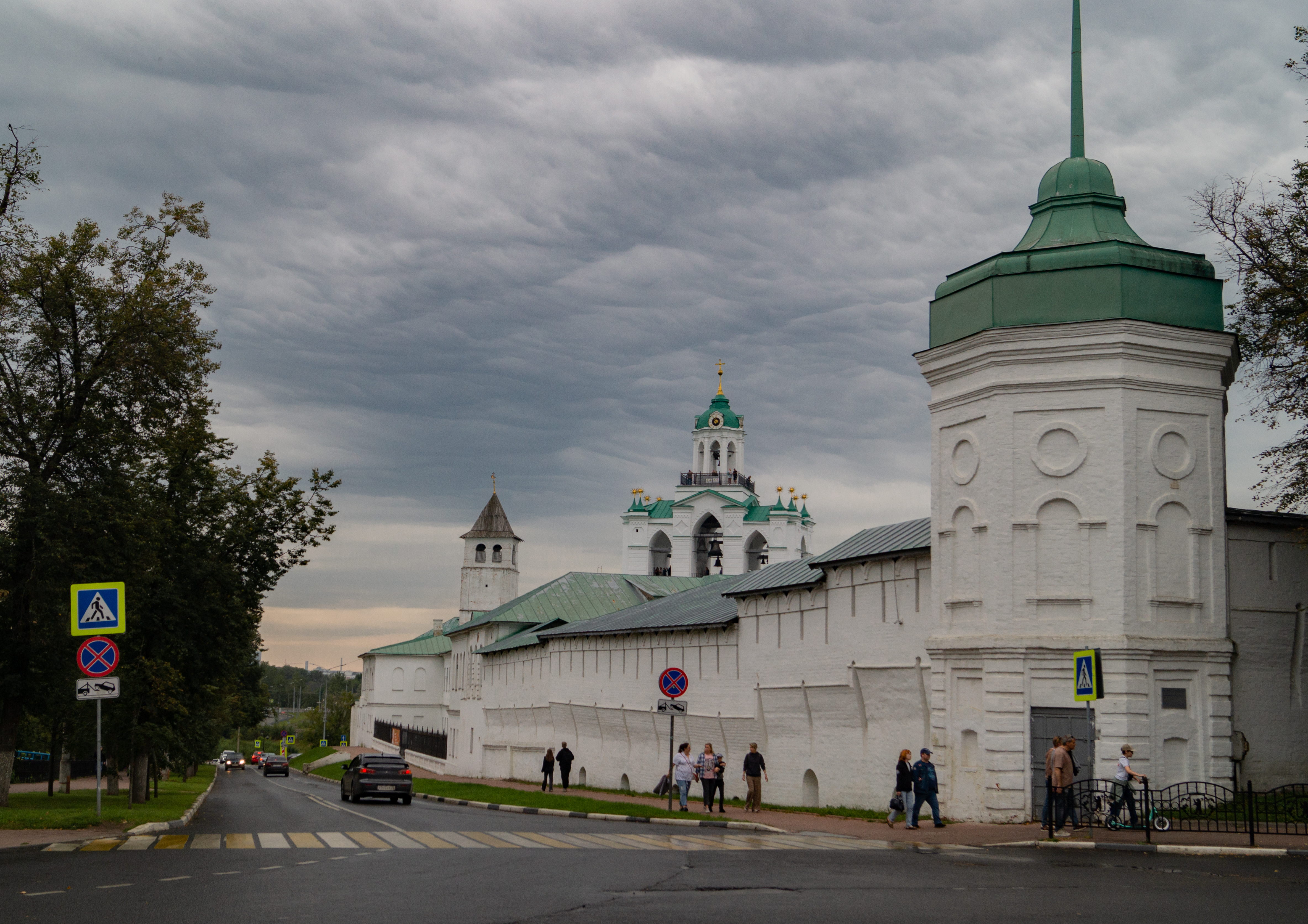 Автомобильно-пешеходная экскурсия «Каменные сказы Ярославля» 