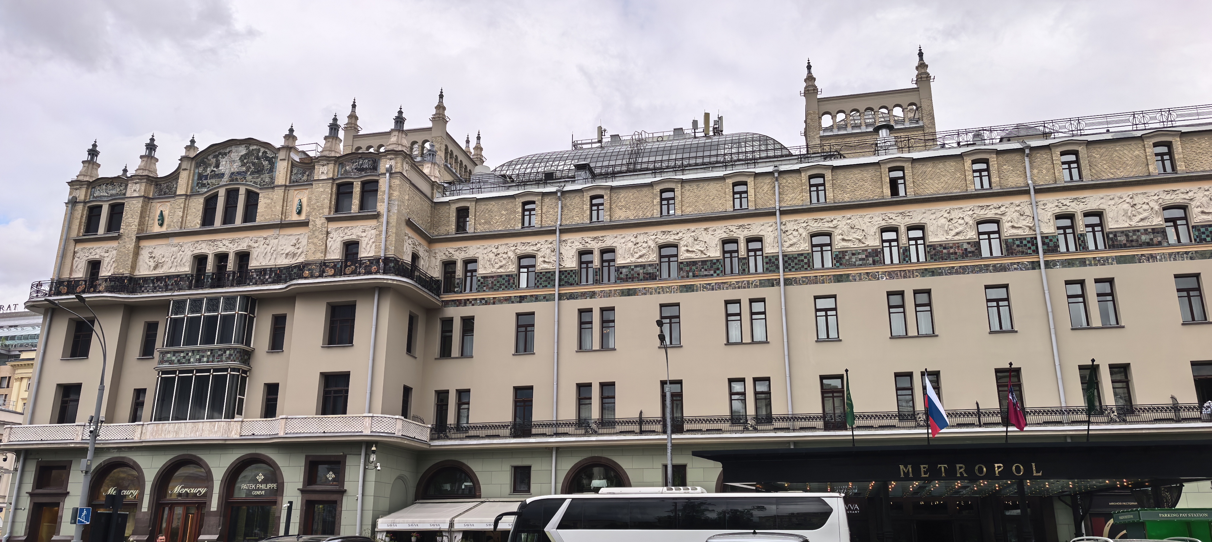 Главные символы столицы: Красная площадь и Большой театр