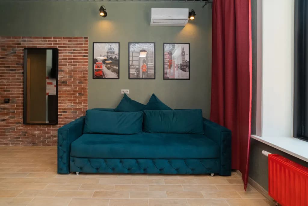 Friends Family and Fun, Red apartment