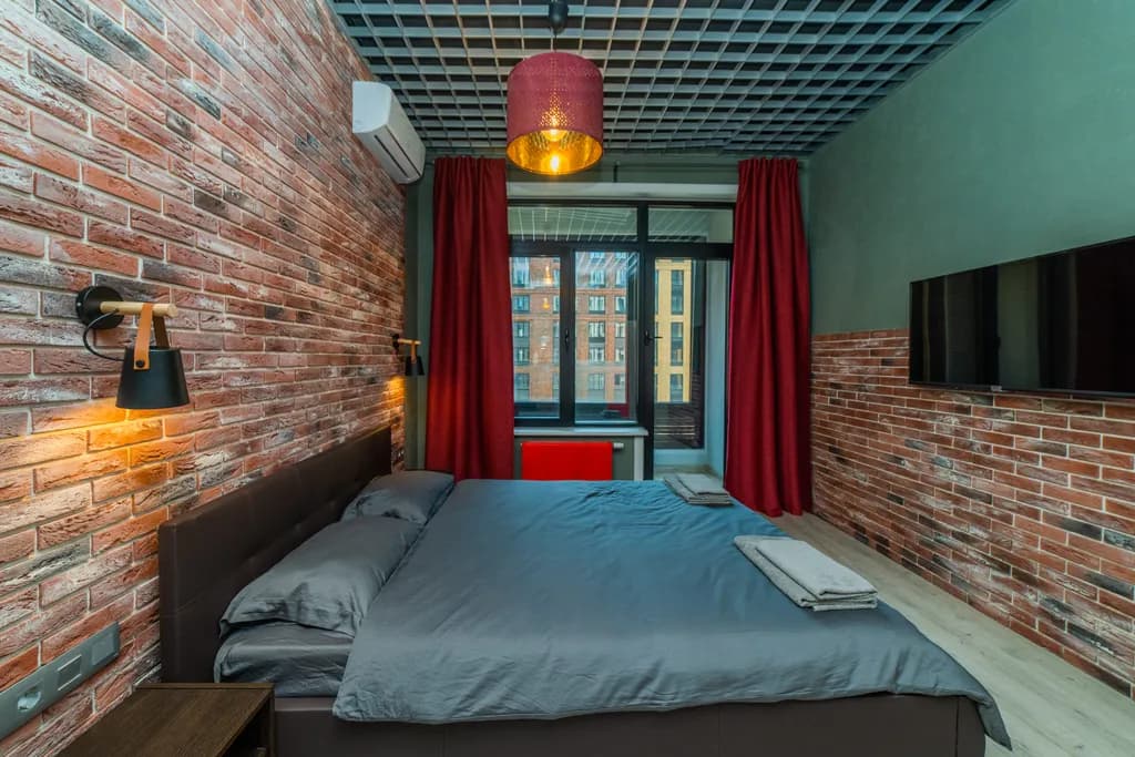 Friends Family and Fun, Red apartment