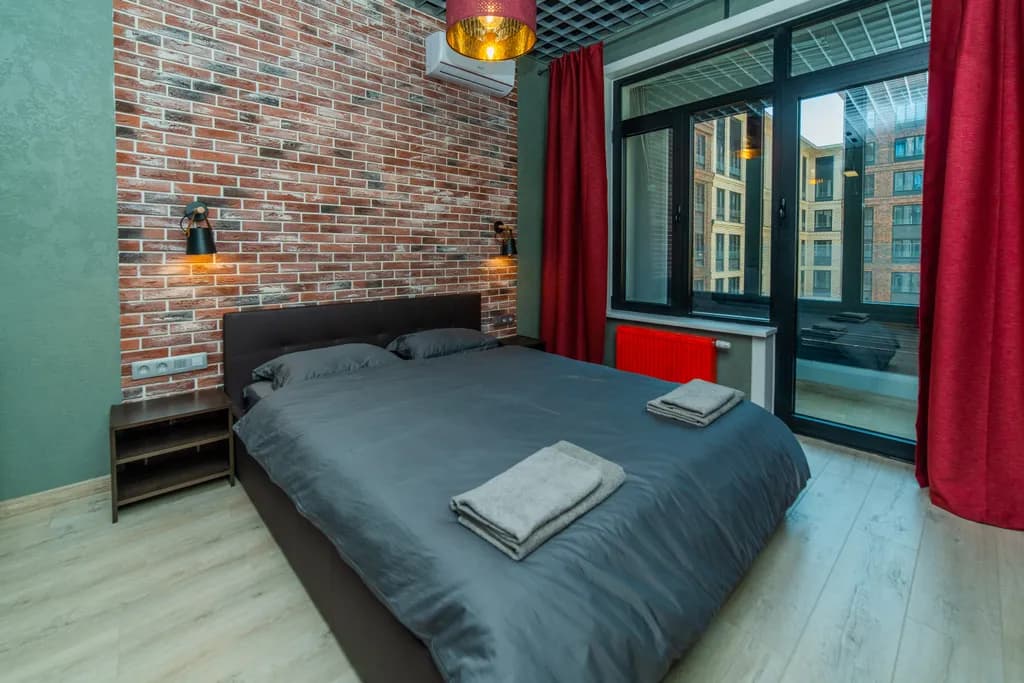 Friends Family and Fun, Red apartment