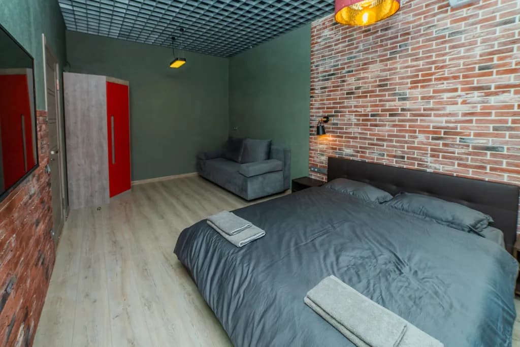 Friends Family and Fun, Red apartment