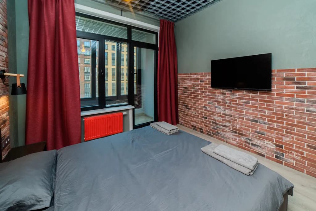 Friends Family and Fun, Red apartment