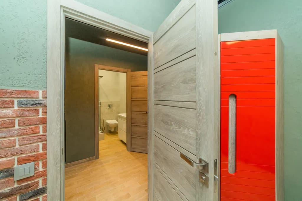 Friends Family and Fun, Red apartment