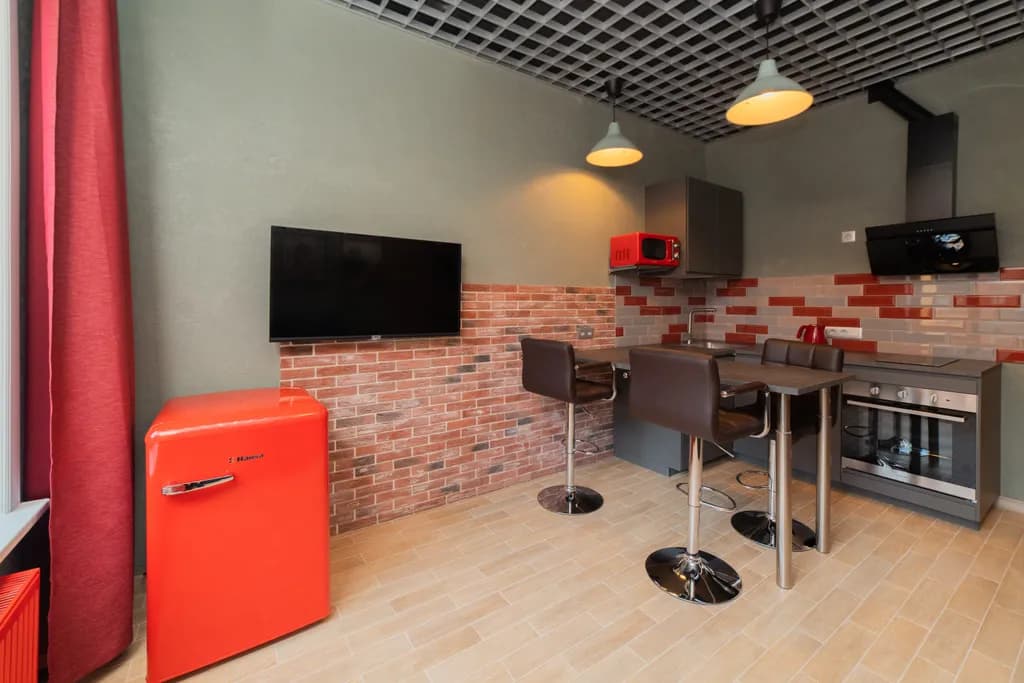 Friends Family and Fun, Red apartment