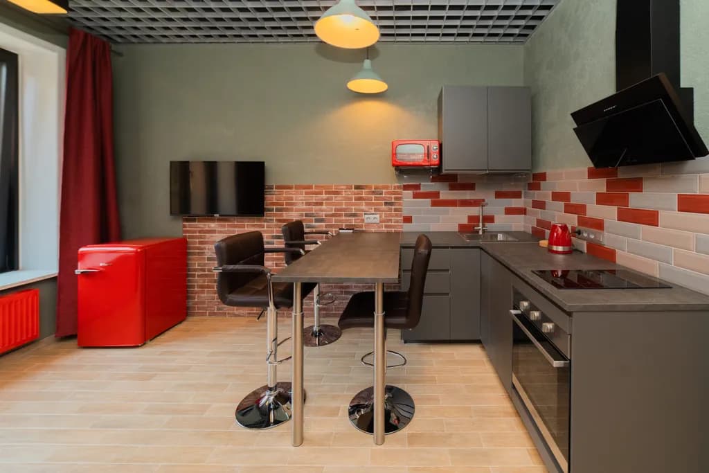 Friends Family and Fun, Red apartment
