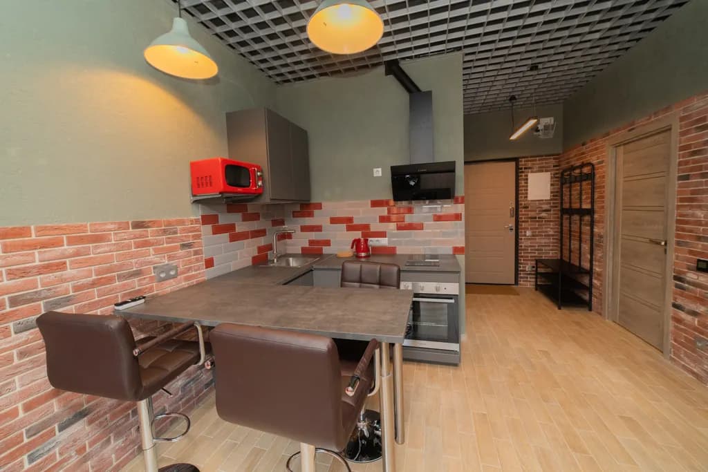 Friends Family and Fun, Red apartment