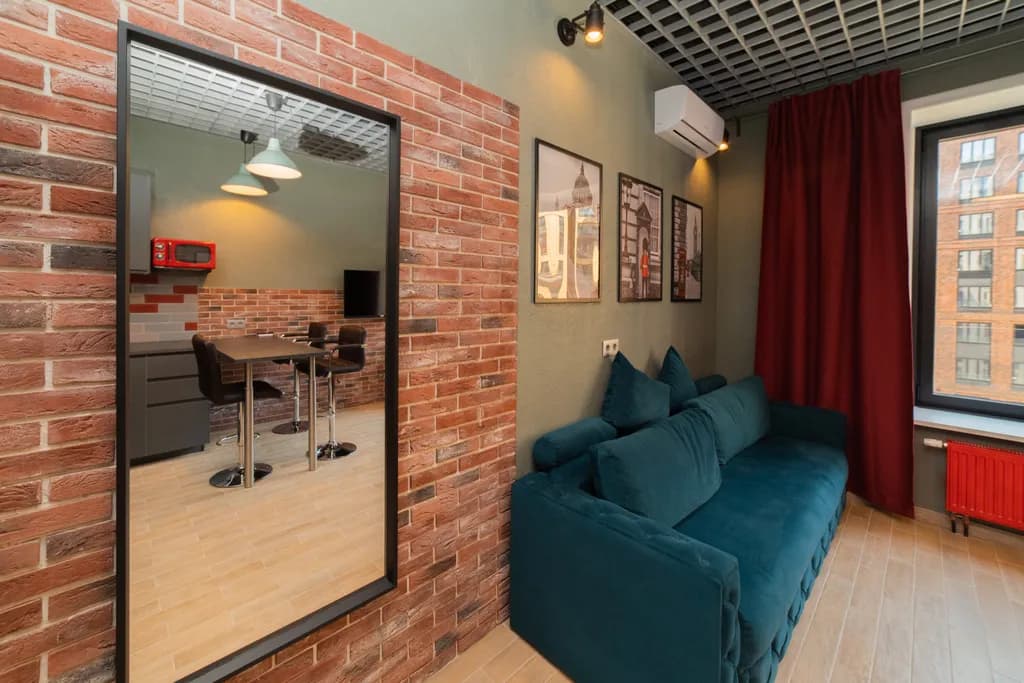 Friends Family and Fun, Red apartment