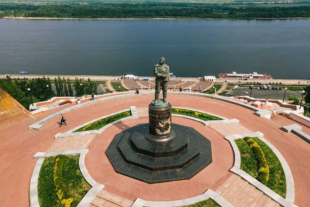Памятник Валерию Чкалову