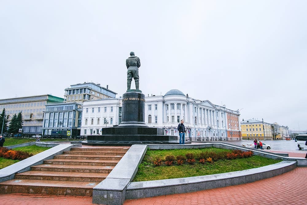 Памятник Валерию Чкалову