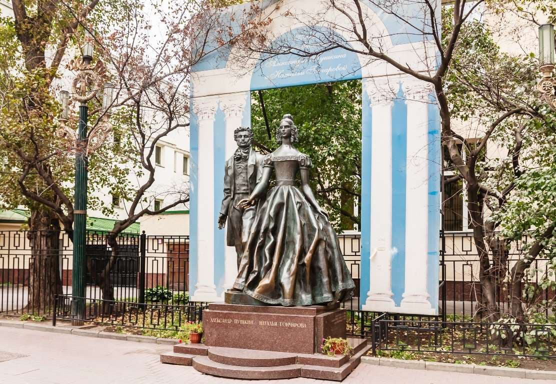 Памятник А.С. Пушкину и Н.Н. Гончаровой