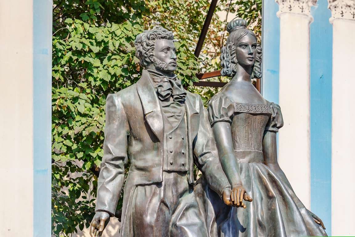 Памятник А.С. Пушкину и Н.Н. Гончаровой