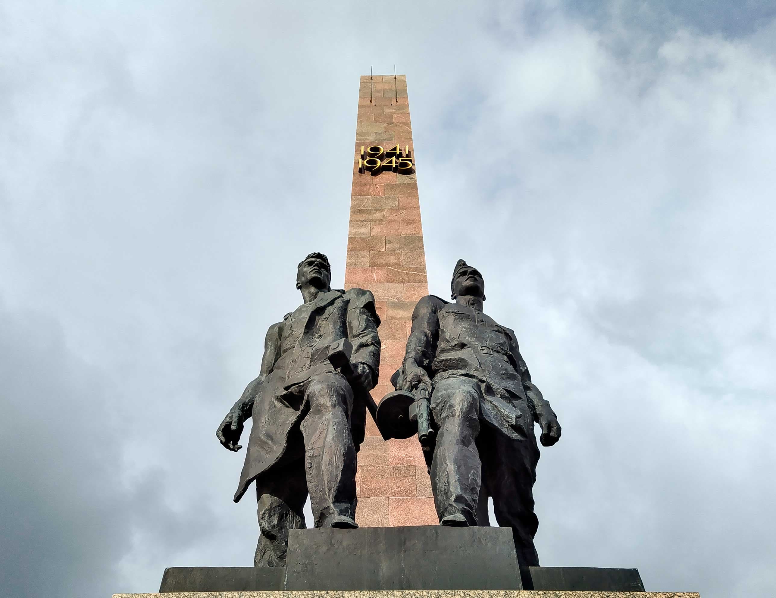 Монумент героическим защитникам Ленинграда 