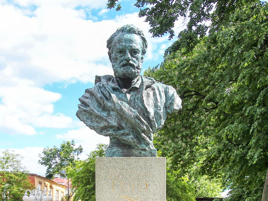Памятник Виктору Гюго