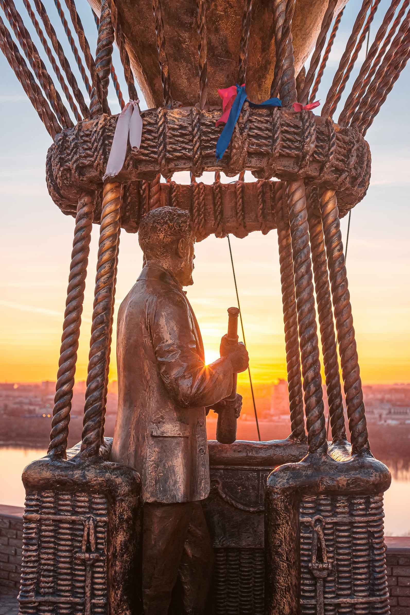 Памятник Жюлю Верну 