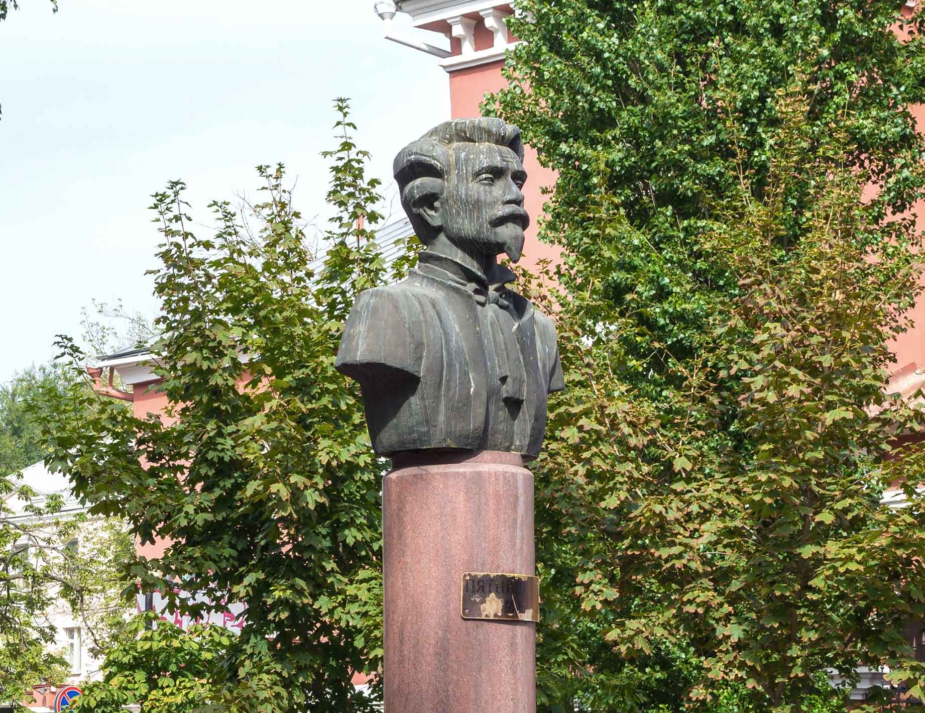 Памятник М.Е. Пятницкому