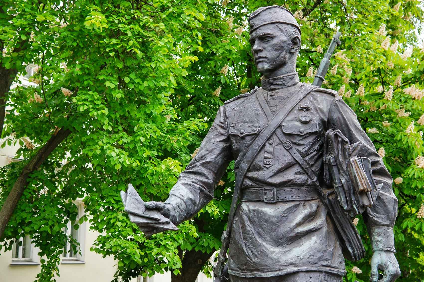 Памятник фронтовому почтальону