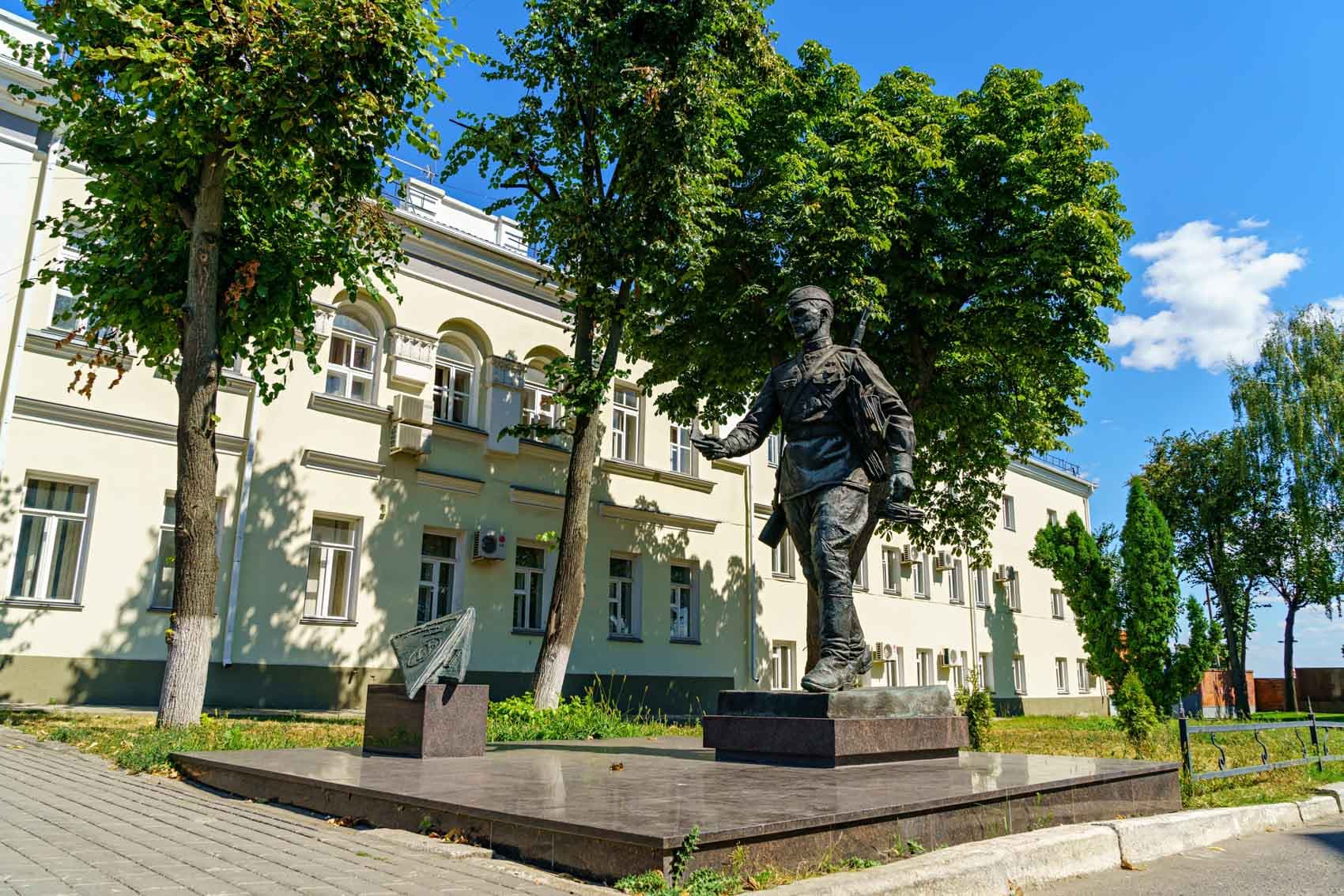 Памятник фронтовому почтальону