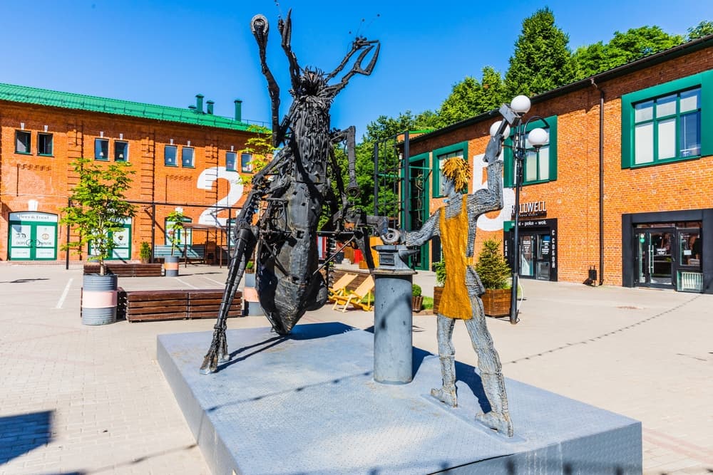 Скульптура «Левша подковывает блоху»