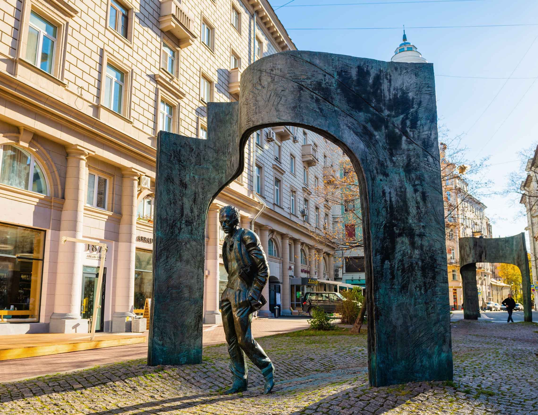 Памятник Булату Окуджаве