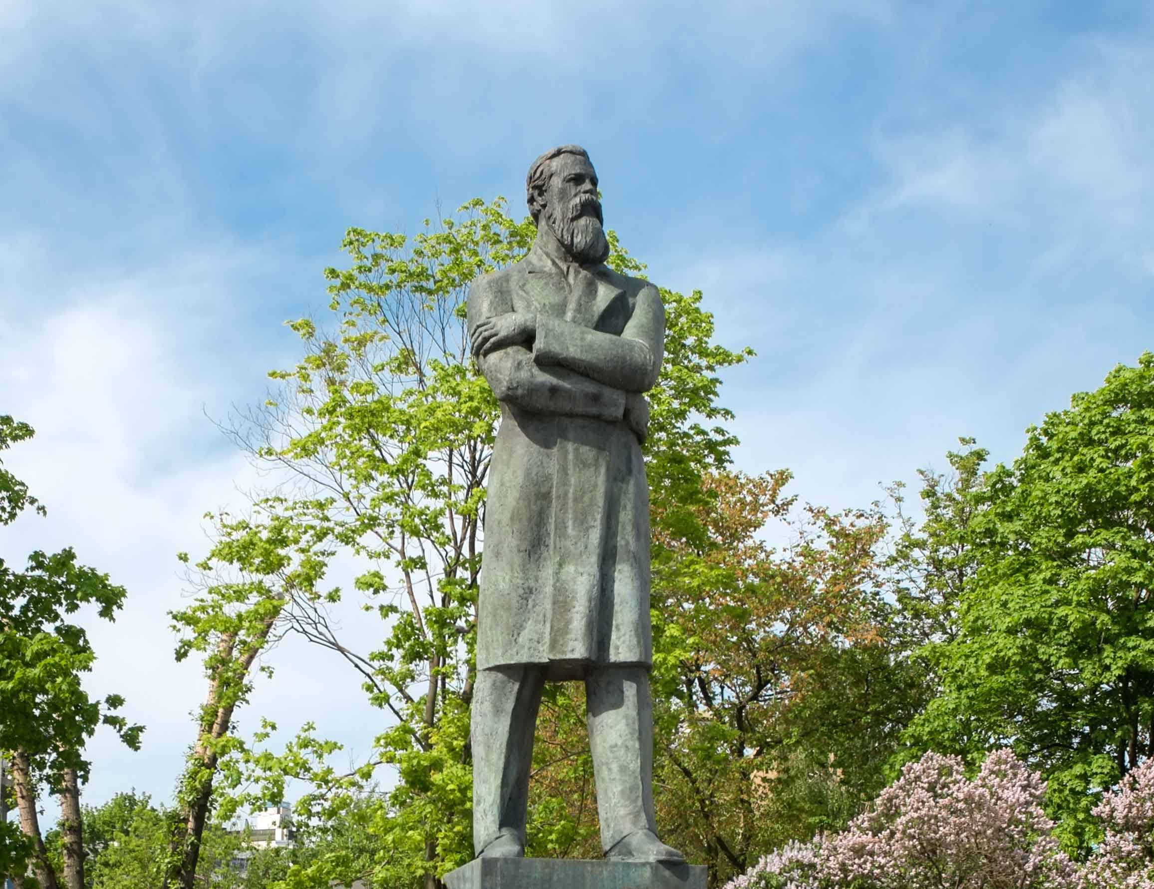 Памятник Фридриху Энгельсу