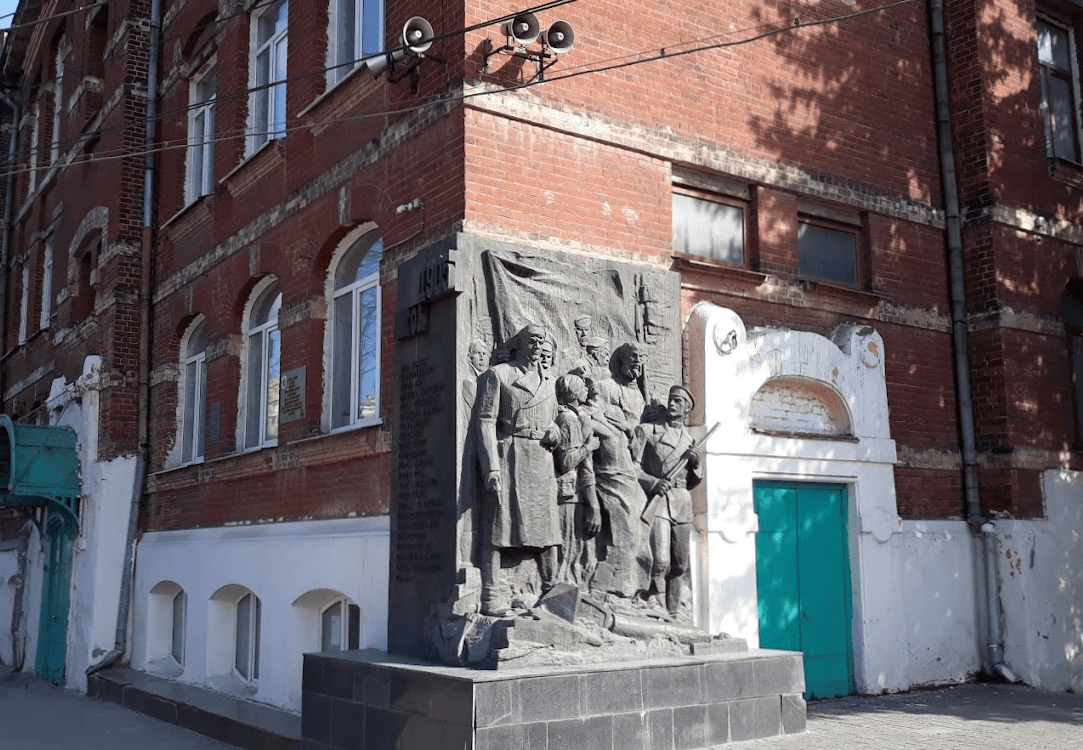 Горельеф «Школа баррикад»