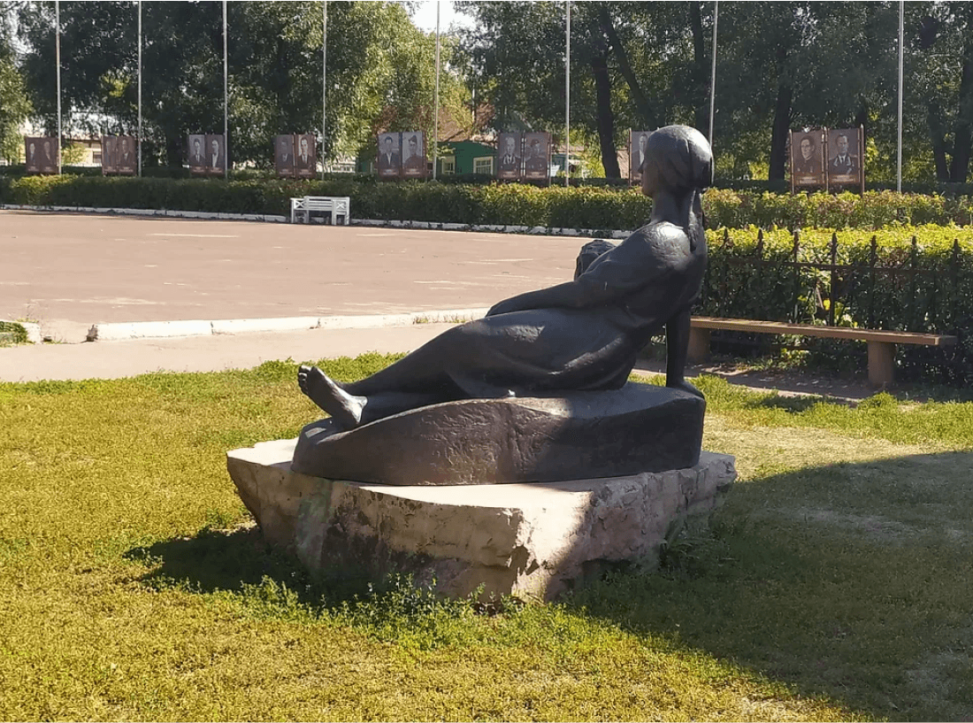 Памятник «Юный Пушкин и его няня» 