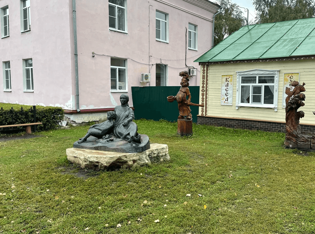 Памятник «Юный Пушкин и его няня» 