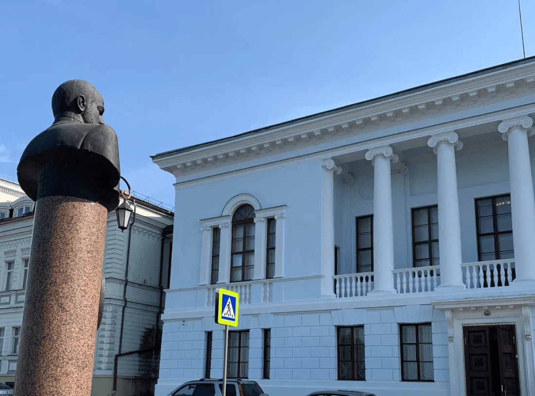 Памятник генерал-губернатору Д.В. Сироткину